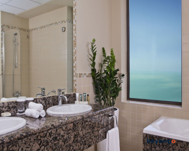 Hilton Dubai The Walk 84