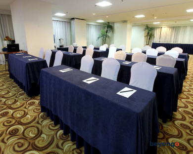 Oxford Suites Makati 14