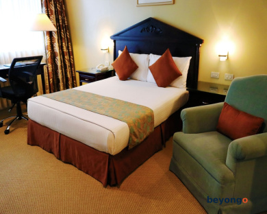 Oxford Suites Makati 5