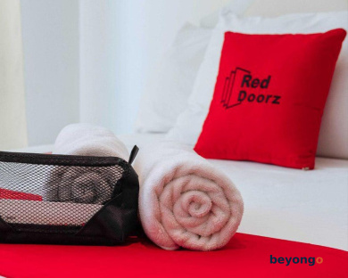 RedDoorz near Bambang Station 25