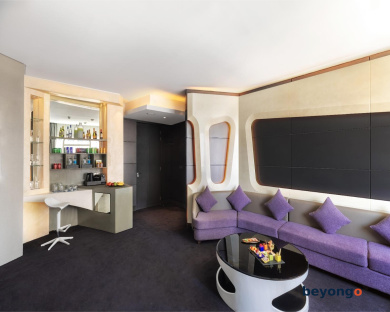 V Hotel Dubai, Curio Collection by Hilton 76